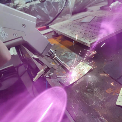 Harga yang bagus Bahasa Sistem yang Disesuaikan Kepala Lasing Laser 2000W Daya Terapan untuk Las on line